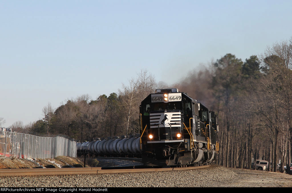 NS 6649 leads train P84 southbound past MP 290